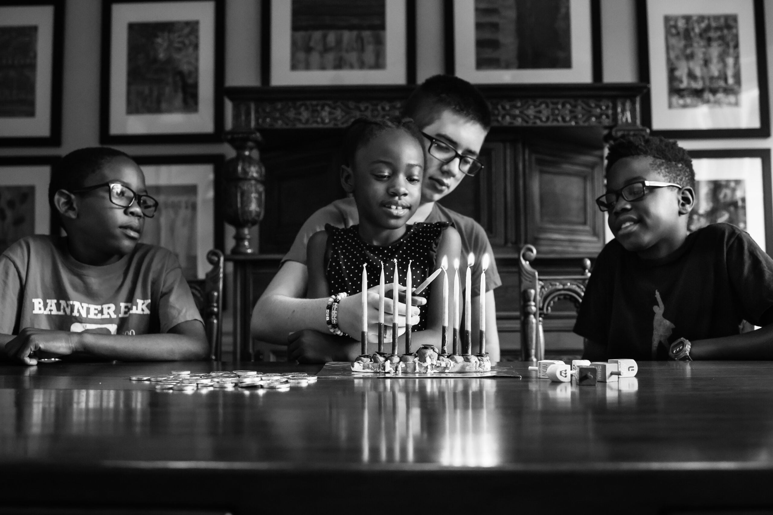 kids-lighting-menorah